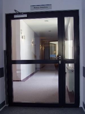 Drzwi przed instalacj folii matowej.